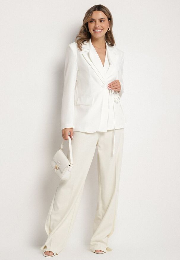 Born2be - Biała Marynarka z Ozdobnym Wiązaniem Lenirin. Okazja: na co dzień. Kolor: biały. Materiał: jeans. Styl: elegancki, casual