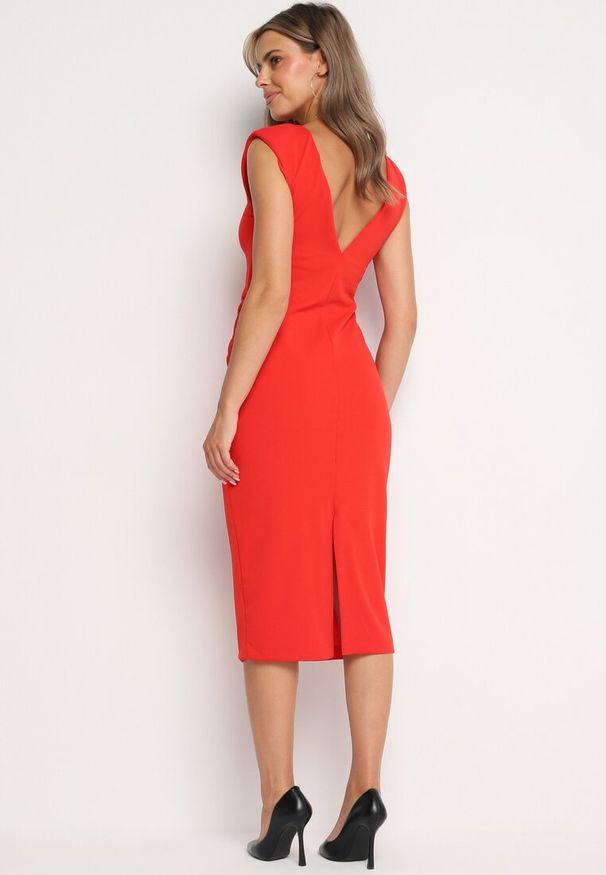 Born2be - Czerwona Taliowana Sukienka Bez Rękawów z Ozdobnym Marszczeniem Lunala. Okazja: na co dzień. Kolor: czerwony. Materiał: skóra. Długość rękawa: bez rękawów. Styl: casual