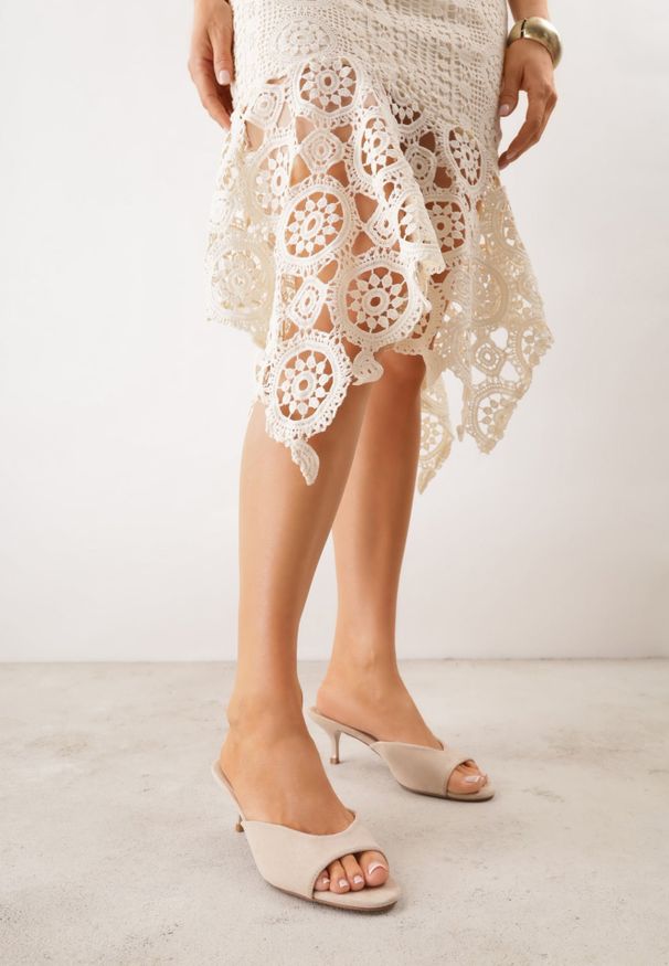 Renee - Beżowe Eleganckie Klapki z Imitacji Zamszu na Obcasie Typu Kaczuszka Snorea. Okazja: na co dzień. Kolor: beżowy. Materiał: zamsz. Wzór: gładki. Obcas: na obcasie. Styl: elegancki. Wysokość obcasa: średni