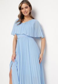 Born2be - Niebieska Sukienka Plisowana z Szeroką Falbaną Przy Dekolcie Dinara. Kolor: niebieski. Styl: wizytowy. Długość: maxi #5