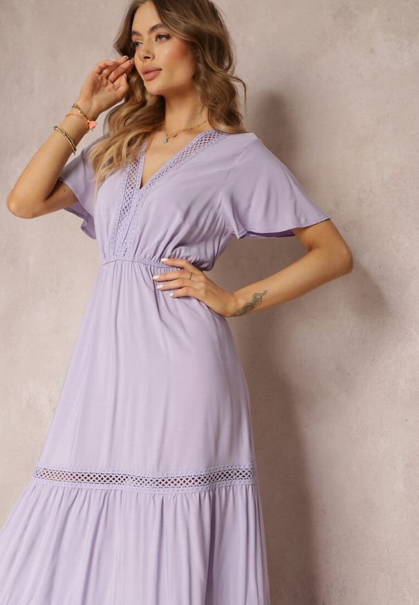 Renee - Fioletowa Rozkloszowana Sukienka Maxi z Gumką w Talii i Koronkowym Dekoltem Cheteia. Kolor: fioletowy. Materiał: koronka. Sezon: wiosna, lato. Długość: maxi