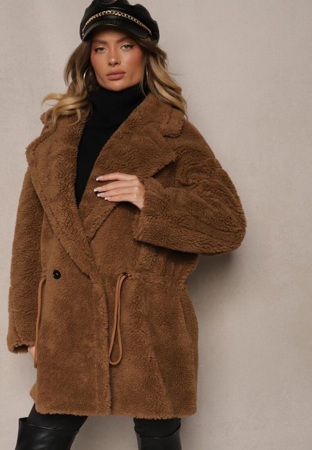 Renee - Brązowa Kurtka Futerko w Stylu Teddy Ściągane w Talii Enarithiel. Okazja: na co dzień, na spotkanie biznesowe. Kolor: brązowy. Materiał: futro. Styl: elegancki, biznesowy, casual