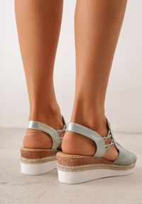 Born2be - Zielone Sandały na Koturnie z Marszczoną Cholewką i Metaliczną Aplikacją Teodlar. Zapięcie: bez zapięcia. Kolor: zielony. Materiał: jeans, len. Wzór: aplikacja. Sezon: lato. Obcas: na koturnie. Styl: boho. Wysokość obcasa: średni #2