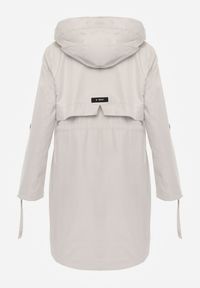 Renee - Beżowa Kurtka Przejściowa Typu Parka z Odpinanym Kapturem Ozdobiona Sznurkami Fallaiah. Okazja: na co dzień. Kolor: beżowy. Materiał: skóra. Wzór: aplikacja. Styl: casual #3