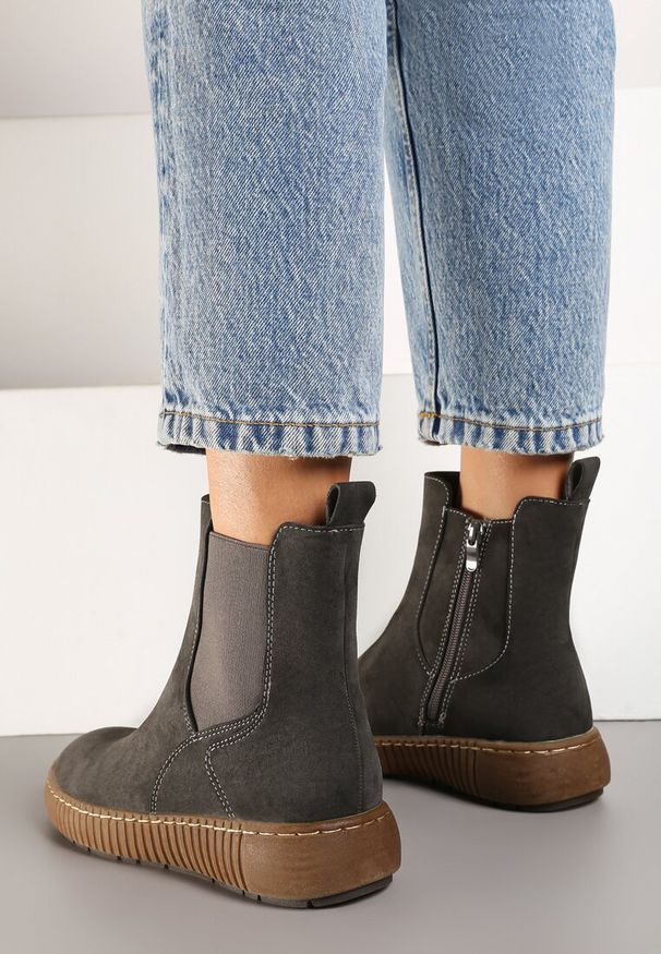 Born2be - Szare Płaskie Botki w Stylu Sztybletów z Tłoczoną Podeszwą Lemilaine. Okazja: do pracy, na co dzień, na spotkanie biznesowe. Kolor: szary. Materiał: jeans. Styl: casual, elegancki, biznesowy