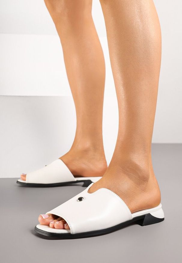 Renee - Białe Klapki Vices z Ozdobą i Geometryczną Cholewką Tilavira. Okazja: na co dzień, na spacer. Kolor: biały. Wzór: geometria, aplikacja. Styl: casual, klasyczny