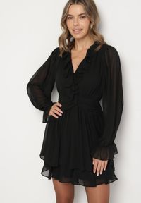 Born2be - Czarna Rozkloszowana Sukienka z Falbankami i Siateczkowymi Rękawami Zennisa. Okazja: do pracy, na spotkanie biznesowe, na imprezę. Typ kołnierza: kołnierz z falbankami. Kolor: czarny. Materiał: poliester. Typ sukienki: rozkloszowane. Styl: biznesowy, klasyczny #1