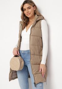 Born2be - Ciemnobeżowa Pikowana Kamizelka z Kapturem i Obustronnym Suwakiem Trilasa. Typ kołnierza: kaptur. Kolor: beżowy. Styl: elegancki #4