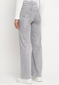 Born2be - Jasnoszare Jeansy Szerokie z Bawełny z Wyższym Stanem Adrinca. Okazja: na co dzień. Stan: podwyższony. Kolor: szary. Styl: casual #5