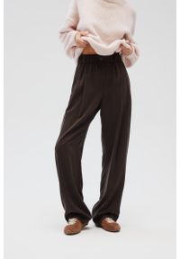 Marsala - Eleganckie spodnie z zakładkami w kolorze DEEP BROWN - DERRY-M/L. Okazja: na co dzień. Materiał: guma, tkanina. Wzór: gładki. Styl: elegancki