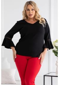 KARKO - Bluzka elegancka duże rozmiary rękaw flamenco JUDYTA czarna PROMOCJA. Okazja: na spotkanie biznesowe, na uczelnię, do pracy, na randkę. Typ kołnierza: dekolt w serek. Kolekcja: plus size. Kolor: czarny. Materiał: jeans, skóra, koronka, tkanina, elastan, materiał, poliester. Długość: długie. Sezon: lato. Styl: elegancki #1