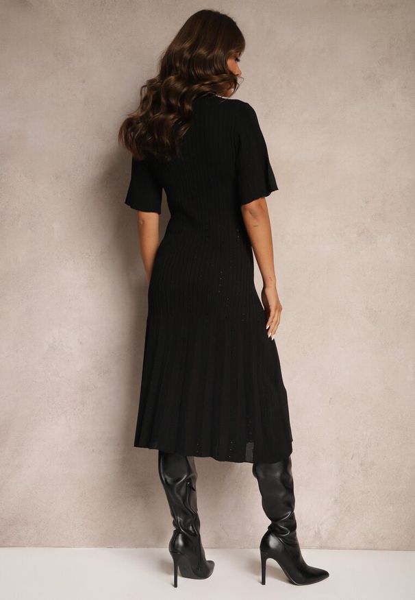 Renee - Czarna Trapezowa Sukienka z Dzianiny Zapinana na Guziki Zetirae. Okazja: na spotkanie biznesowe, do pracy, na co dzień. Kolor: czarny. Materiał: dzianina. Długość rękawa: krótki rękaw. Typ sukienki: trapezowe. Styl: casual, klasyczny, biznesowy