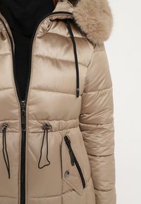 Born2be - Ciemnobeżowa Pikowana Kurtka z Kapturem z Futerkiem z Możliwością Odpięcia Ściągana w Talii Ravanna. Okazja: na co dzień. Typ kołnierza: kaptur. Kolor: beżowy. Materiał: futro. Styl: casual, elegancki #7