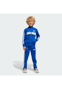 Adidas - Dres Seasonal Essentials Tiberio 3-Stripes Tricot Kids. Okazja: na uczelnię. Kolor: niebieski, wielokolorowy, biały. Materiał: dresówka. Styl: sportowy #1