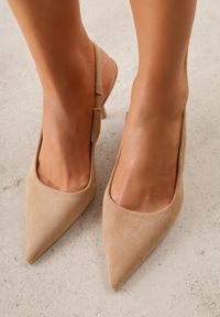 Renee - Ciemnobeżowe Sandały Slingback na Szpilce z Imitacji Zamszu Carilona. Kolor: beżowy. Materiał: zamsz. Obcas: na szpilce. Styl: elegancki, wizytowy #6
