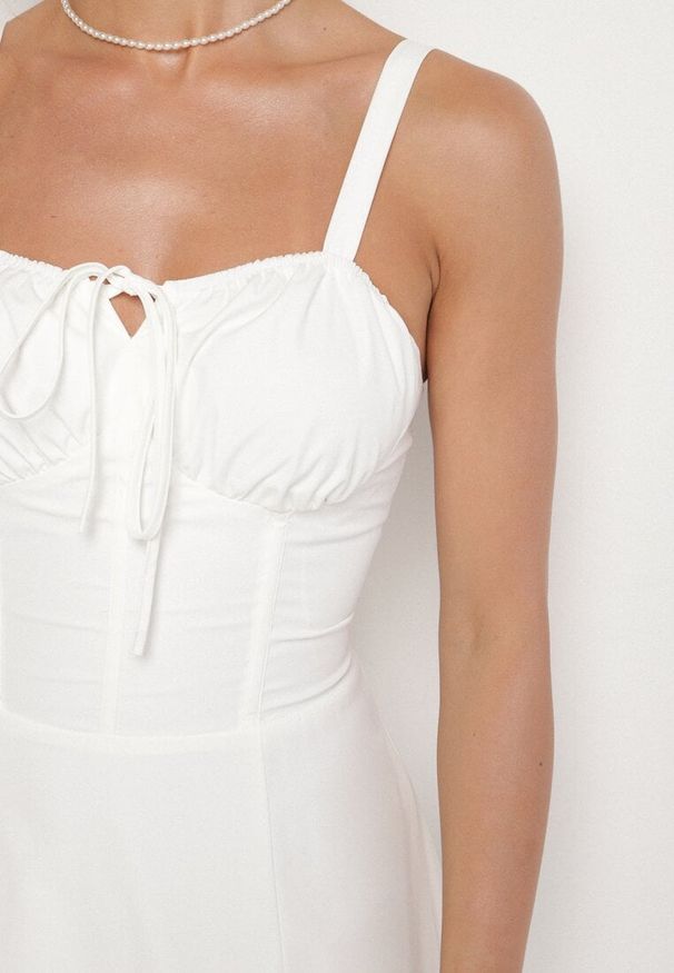 Born2be - Biała Rozkloszowana Gorsetowa Sukienka Vices Ozdobiona Wiązaniem Ralethea. Typ kołnierza: dekolt gorset. Kolor: biały. Długość rękawa: na ramiączkach. Wzór: aplikacja. Typ sukienki: gorsetowe. Styl: elegancki
