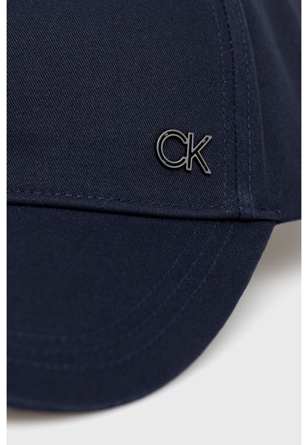 Calvin Klein czapka bawełniana kolor granatowy gładka. Kolor: niebieski. Materiał: bawełna. Wzór: gładki