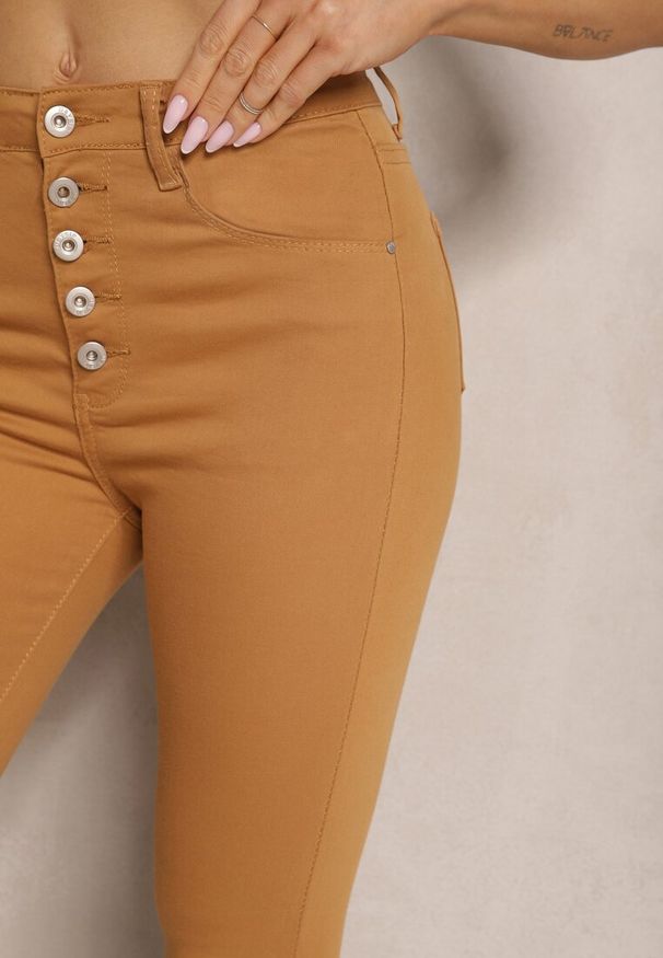 Renee - Jasnobrązowe Spodnie Skinny Winvienne. Stan: podwyższony. Kolor: brązowy. Długość: długie. Wzór: ażurowy