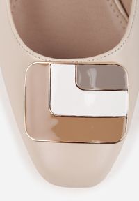 Renee - Beżowe Czółenka VICES na Slupku Slingback z Geometrycznym Wzorem i Aplikacją Savalise. Zapięcie: sprzączka. Kolor: beżowy. Materiał: satyna. Wzór: geometria, aplikacja. Obcas: na słupku #3