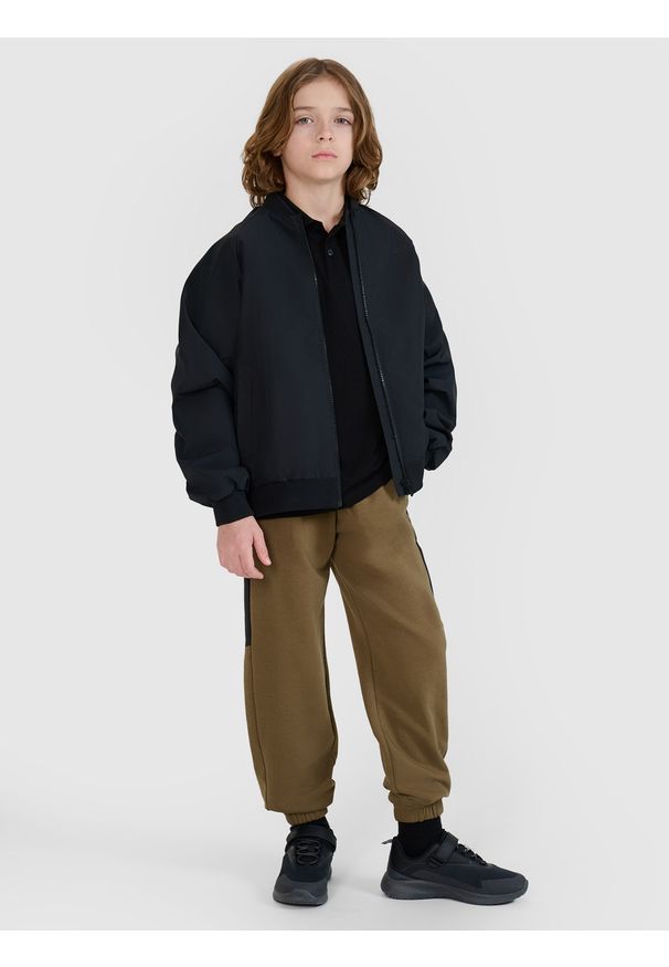 4f - 4F Spodnie dresowe joggery chłopięce - khaki 158 (12-13 lat). Okazja: na co dzień. Kolor: oliwkowy, brązowy, wielokolorowy. Materiał: dresówka. Wzór: gładki, ze splotem. Sezon: lato. Styl: sportowy, casual