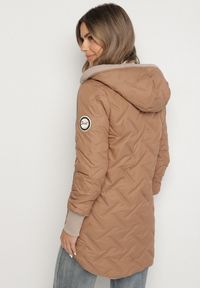Born2be - Jasnobrązowa Pikowana Kurtka z Przedłużonym Tyłem i Kapturem Melune. Okazja: na co dzień. Kolor: brązowy. Materiał: jeans. Wzór: aplikacja. Styl: klasyczny, casual #5