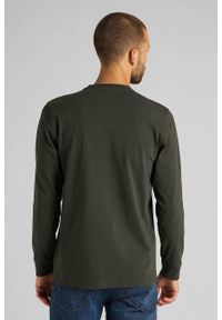 Lee - LEE LS POCKET TEE MĘSKI LONGSLEEVE REGULAR FIT SERPICO GREEN L64QSWOJ. Długość rękawa: długi rękaw