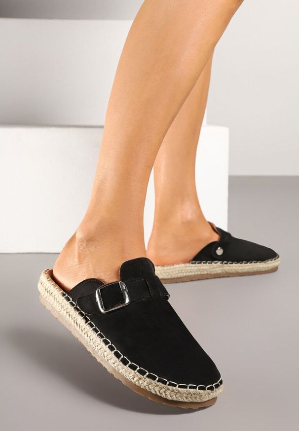 Born2be - Czarne Klapki w Stylu Chodaków z Klamrą i Plecioną Podeszwą Zindara. Okazja: na co dzień. Kolor: czarny. Materiał: len. Styl: boho, elegancki, casual