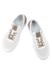 Półbuty damskie Artiker, niski fason sznurowanie sportowy charakter lekka konstrukcja elastyczna podeszwa miękka wkładka, biała, 58C3083. Okazja: na spacer, na co dzień. Zapięcie: sznurówki. Kolor: biały. Materiał: skóra, jeans. Szerokość cholewki: normalna. Wzór: gładki. Sezon: wiosna, lato. Sport: turystyka piesza #5