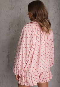 Renee - Różowa Nietoperzowa Bluza z Wiskozą w Kropki z Kołnierzykiem Meze. Okazja: na co dzień. Kolor: różowy. Materiał: wiskoza. Wzór: kropki. Styl: casual #3
