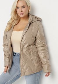 Born2be - Ciemnobeżowa Kurtka Pikowana z Odpinanym Kapturem Marinos. Kolekcja: plus size. Kolor: beżowy. Styl: elegancki #1