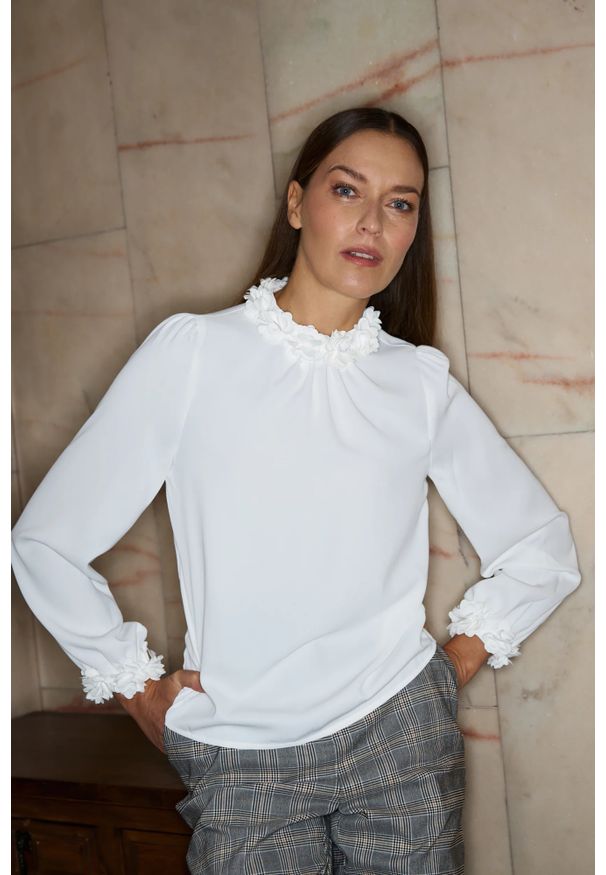 MOODO - Koszula z ozdobnym dekoltem biała. Kolor: biały. Materiał: poliester