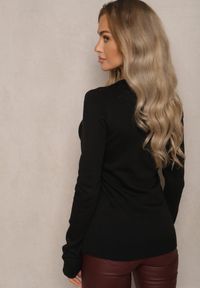 Renee - Czarny Casualowy Sweter z Dekoltem w Serek Amitta. Okazja: na co dzień. Typ kołnierza: dekolt w serek. Kolor: czarny. Materiał: jeans. Styl: casual #4