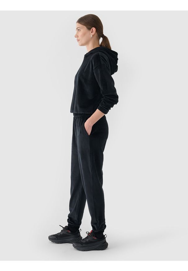 4f - 4F Spodnie dresowe z weluru damskie - czarne S. Kolor: czarny. Materiał: welur, dresówka. Wzór: jednolity, gładki, ze splotem