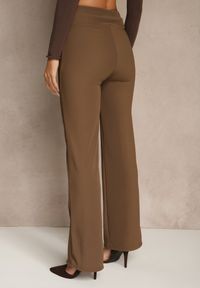 Renee - Brązowe Prążkowane Spodnie High Waist z Szerokimi Nogawkami Resoda. Okazja: na co dzień. Stan: podwyższony. Kolor: brązowy. Materiał: prążkowany. Długość: krótkie. Styl: casual