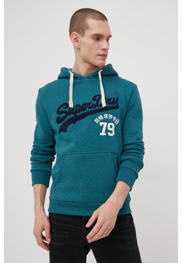 Superdry bluza męska kolor zielony z kapturem z aplikacją. Okazja: na co dzień. Typ kołnierza: kaptur. Kolor: zielony. Wzór: aplikacja. Styl: casual