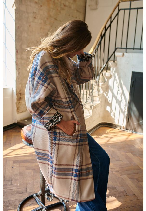 blue shadow - Płaszcz Damski Browness BS Latte / Jeans. Typ kołnierza: kołnierzyk stójkowy. Kolekcja: plus size. Materiał: jeans. Wzór: kratka, kolorowy. Sezon: jesień, wiosna