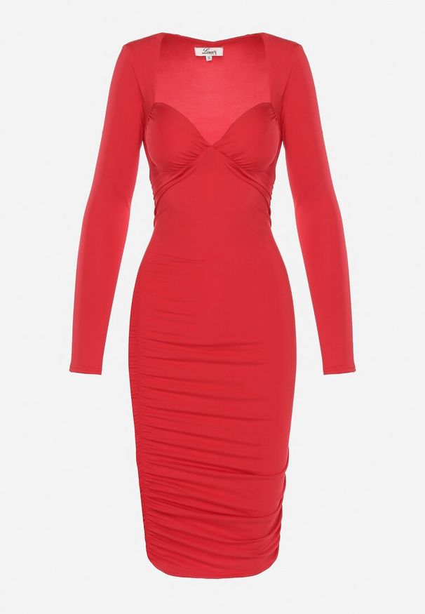 Born2be - Czerwona Dopasowana Sukienka Ozdobiona Marszczeniami z Głębokim Dekoltem Daphen. Kolor: czerwony. Wzór: aplikacja