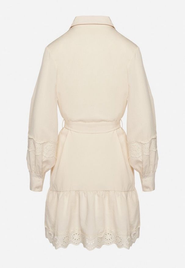 Born2be - Jasnobeżowa Koszulowa Sukienka z Wiskozy z Bawełną Koronką i Paskiem Lilresia. Okazja: na co dzień. Kolor: beżowy. Materiał: bawełna, koronka, wiskoza. Długość rękawa: długi rękaw. Wzór: koronka. Sezon: wiosna, lato. Typ sukienki: koszulowe. Styl: casual, elegancki, klasyczny