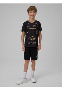 4f - 4F Koszulka meczowa replika wyjazdowa z sezonu 2025/26 dziecięca 4F x Projekt Warszawa - czarna 122/128 (6-8 lat). Kolor: czarny. Materiał: dzianina, materiał. Długość: długie. Wzór: nadruk. Sezon: lato. Styl: młodzieżowy #2