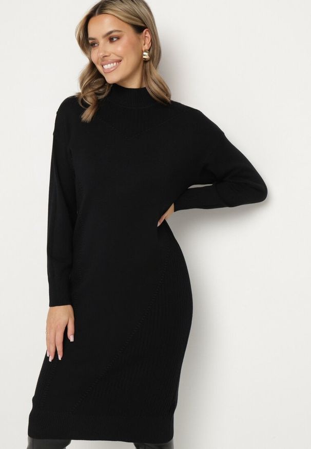 Born2be - Czarna Sweterkowa Sukienka Półgolf z Modalem i Wiskozą Ozdobiona Prążkowanymi Wstawkami Ennaira. Okazja: na spotkanie biznesowe. Kolor: czarny. Materiał: prążkowany, wiskoza. Długość rękawa: długi rękaw. Wzór: aplikacja. Styl: klasyczny, biznesowy