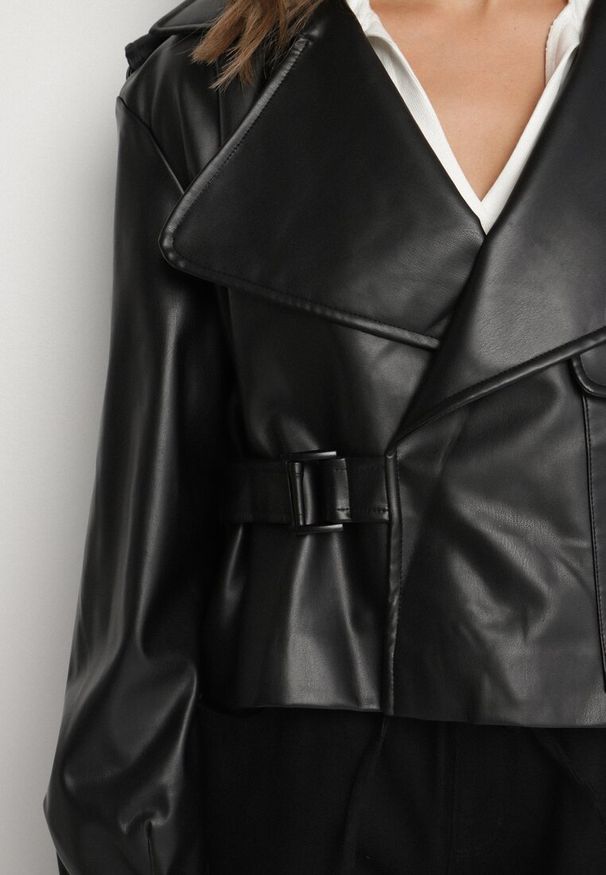 Born2be - Czarna Kurtka Ramoneska z Asymetrycznym Zapięciem na Sprzączkę o Kopertowym Kroju Ivalittes. Okazja: na co dzień. Kolor: czarny. Materiał: jeans. Długość rękawa: długi rękaw. Długość: długie. Styl: wizytowy, casual, elegancki