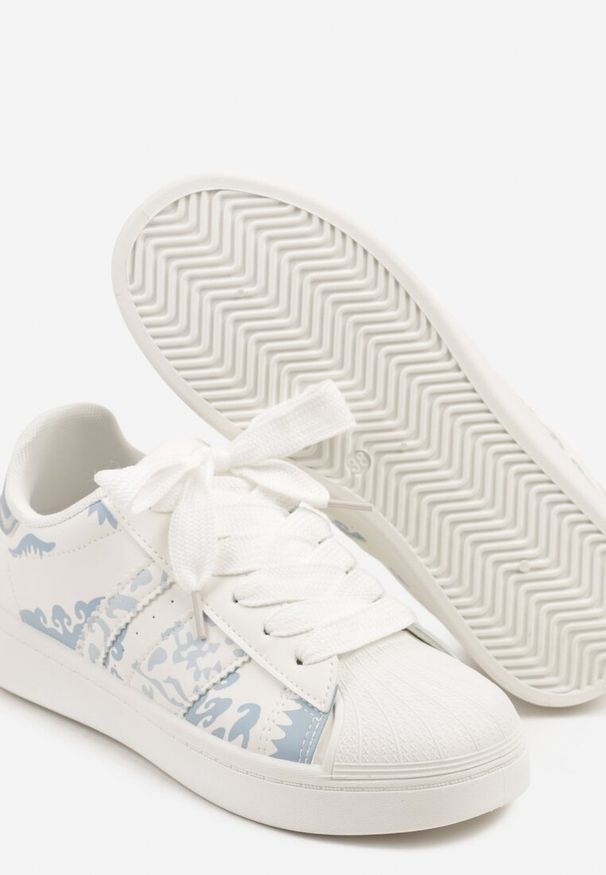 Born2be - Białe Sneakersy Ozdobione Geometrycznym Wzorem Seldisa. Okazja: na co dzień. Kolor: biały. Materiał: jeans. Wzór: aplikacja, geometria