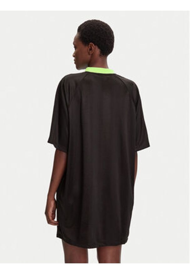Adidas - adidas Sukienka codzienna adicolor Football Jacquard KB8152 Czarny Oversize. Okazja: na co dzień. Kolor: czarny. Materiał: syntetyk. Typ sukienki: proste, oversize. Styl: casual