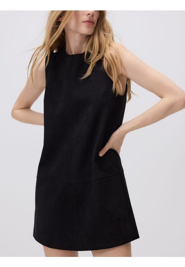 Reserved - Sukienka mini z imitacji zamszu - czarny. Kolor: czarny. Materiał: zamsz. Długość: mini