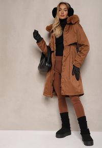 Renee - Jasnobrązowa Kurtka Parka ze Ściągaczem Kapturem i Odpinanym Futerkiem Semiriellea. Okazja: na co dzień, na spotkanie biznesowe. Kolekcja: plus size. Kolor: brązowy. Materiał: futro. Styl: biznesowy, elegancki, casual #4