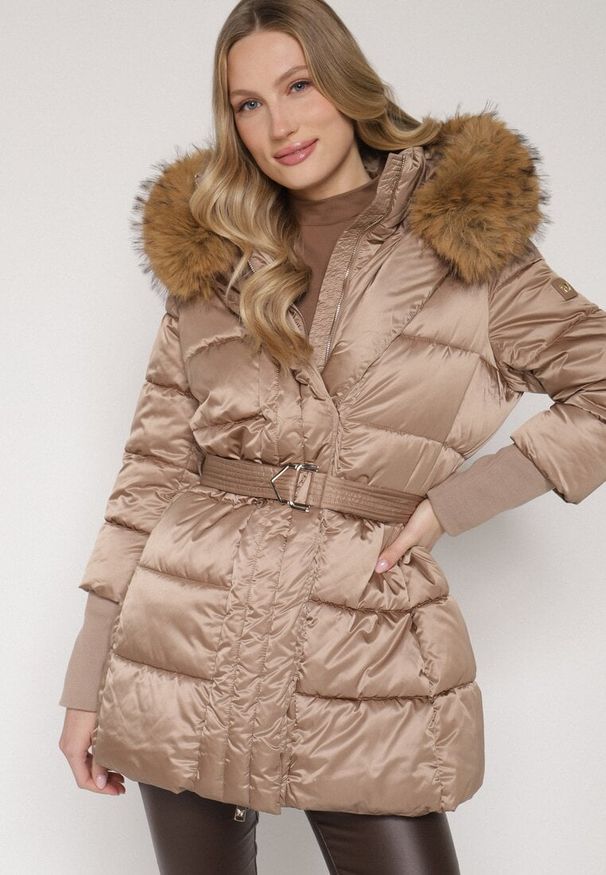 Born2be - Ciemnobeżowa Kurtka z Pikowanymi Przeszyciami Paskiem i Kapturem z Futrem Lidanessa. Okazja: na co dzień. Kolor: beżowy. Materiał: futro. Styl: casual
