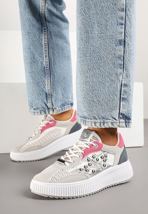 Born2be - Szaro-Różowe Sneakersy z Nitami i Gwiazdą Viroti. Okazja: na co dzień. Kolor: szary. Materiał: jeans. Wzór: aplikacja