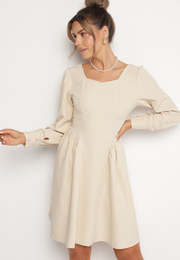 Born2be - Beżowa Rozkloszowana Sukienka z Kwadratowym Dekoltem Katilora. Typ kołnierza: dekolt kwadratowy. Kolor: beżowy. Długość rękawa: długi rękaw. Styl: klasyczny