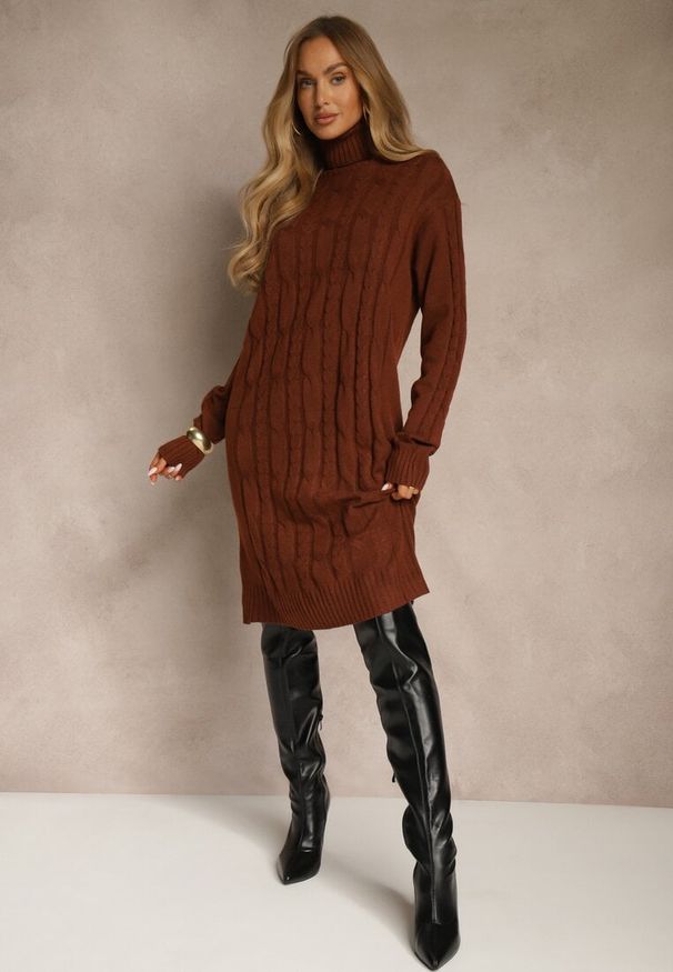 Renee - Jasnobrązowa Sukienka Sweterkowa z Golfem Wełną Bawełną i Ozdobnym Splotem Reilenea. Okazja: na imprezę. Typ kołnierza: golf. Kolor: brązowy. Materiał: wełna, bawełna. Wzór: ze splotem. Styl: elegancki