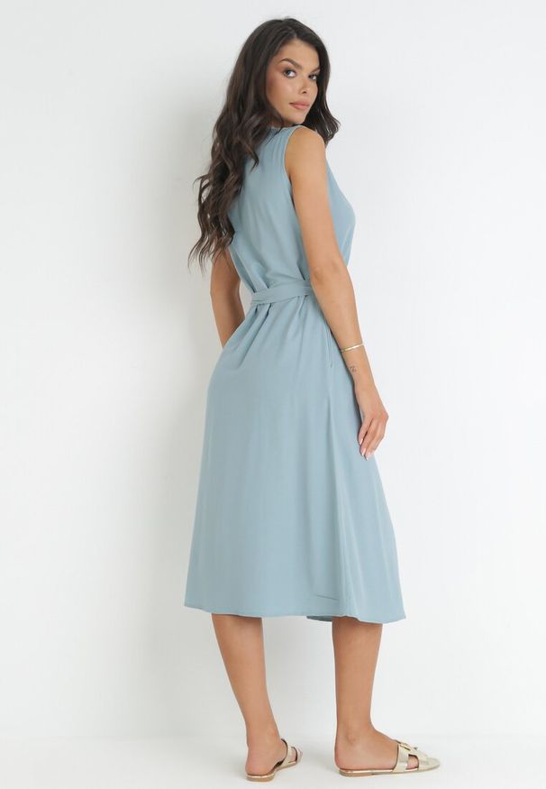 Born2be - Jasnoniebieska Trapezowa Sukienka z Wiązanym Paskiem Brystia. Kolor: niebieski. Materiał: materiał. Sezon: wiosna, lato. Typ sukienki: trapezowe